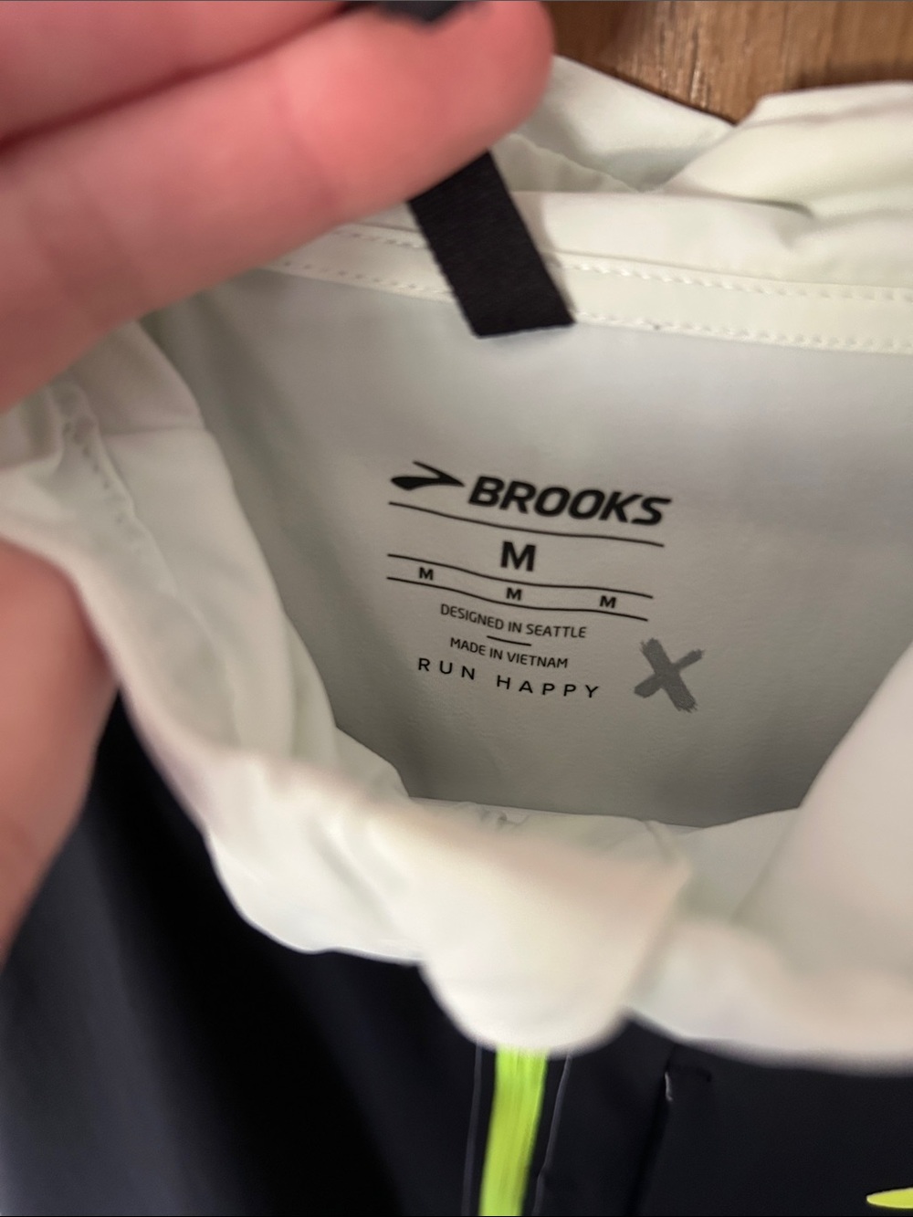 Brooks Running Jacket - Women’s Med - Picture 8 of 8